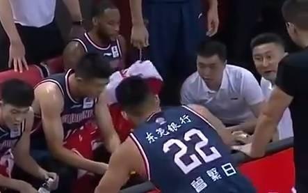 杜锋暂停期间骂阿日是个“废物”的争议,你怎么看?