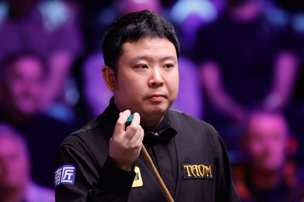 北京时间12月2日凌晨，2025斯诺克英锦赛正赛首轮继续在英国约克进行。一场焦点对决中，中国选手张安达在3-5落后的绝境下连救两个赛点，最终以6-5逆转15号种子加里·威尔逊，惊险闯入16强；1/8决赛他将与同胞赵心童上演“中国德比”。 比赛进程：五度平分，决胜局才见生死 开局互探：威尔逊打出单杆58分先声夺人，张安达随即回敬单杆87分、73分，以2-1反超。 中场胶着：第四局威尔逊多次上手扳平比分；休息归来他又凭借单杆52分、65分、91分，一度5-3拿到赛点。 绝境反击：背水一战的张安达先以83-35挽救一个赛点，第10局再轰单杆77分，5-5把比赛拖入决胜局。 决胜时刻：第11局两人均谨慎防守，威尔逊长台失准留下破绽，张安达上手打出单杆56分，最终以65-15锁定胜局，完成6-5绝杀。 数据盘点 张安达：全场3杆50+（87、73、77），1杆制胜，防守成功率78%。 加里·威尔逊：4杆50+（58、52、65、91），进攻火力略占优，但关键局失误致命。 赛后声音 张安达坦言：“3-5落后时我没想太多，只想把每一杆防守做好。最后能赢下来有些运气，但也证明坚持是有回报的。”谈到下轮与赵心童的“内战”，他希望“两人都能发挥出最好水平，为观众奉献精彩比赛”。 下一轮对阵 张安达 vs 赵心童（16进8，时间待定）。随着这场胜利，本届英锦赛已有斯佳辉、吴宜泽、庞俊旭、<a href=/zongheyouguan/dingjunhui/ target=_blank class=infotextkey>丁俊晖</a>、赵心童、张安达共6名中国选手跻身16强，刷新历史最佳战绩。