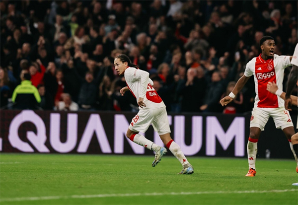 华裔小将菲慈佔-天乐荷甲首球！助阿贾克斯掀翻埃因霍温，归化前景引关注