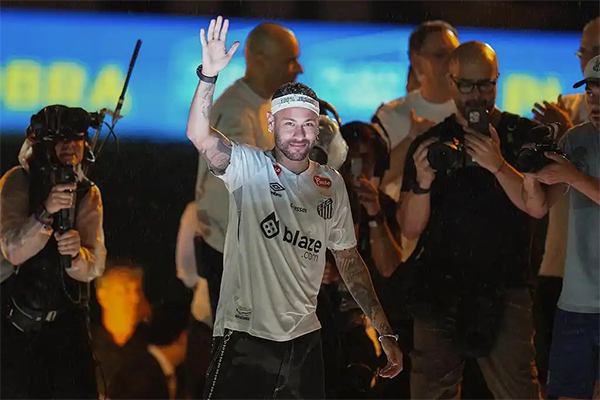 惊！内马尔回归桑托斯宛如17岁少年 直言渴望再入国家队