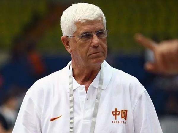 尘埃落定，银狐哈里斯上任男篮主帅？悬念揭晓，名记官宣篮协决定