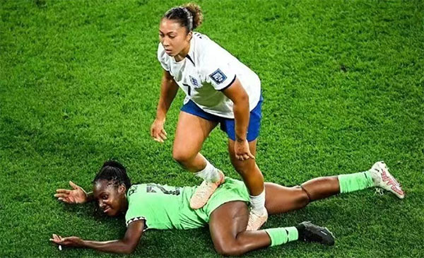 劳伦红牌！英格兰女足晋级八强，4-2笑傲点球大战，凯利制胜