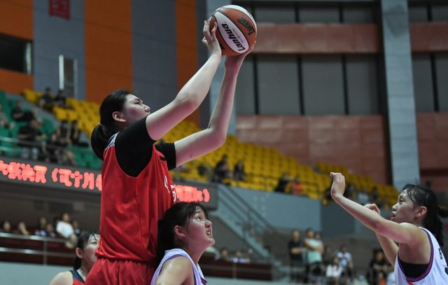 中国篮坛离谱笑话！山东决赛赢33分却丢冠，2米27张子宇脸色铁青