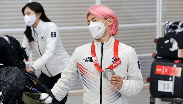 争议！韩国短道速滑名将谈北京冬奥会判罚：比2002年更严重