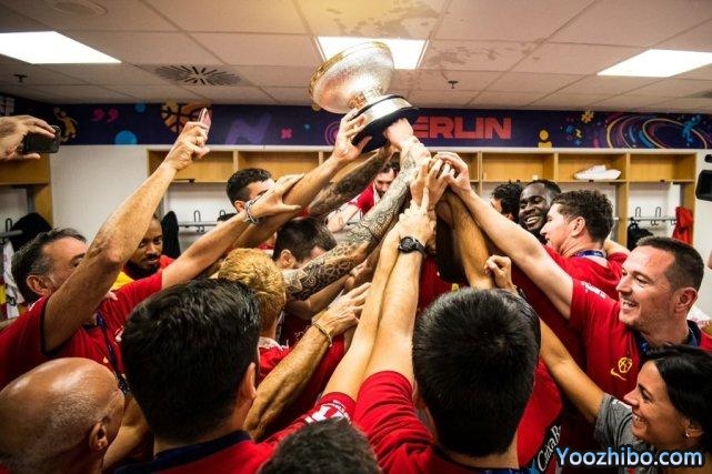 西班牙夺冠后一幕泪目！37岁老将穿尤伊战袍痛哭 队员剪头像合影