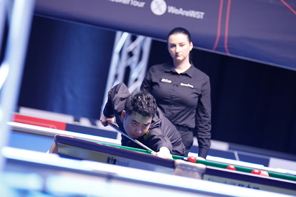 斯佳辉4-3惊魂逆转马克-戴维斯，决胜局64-37挺进32强