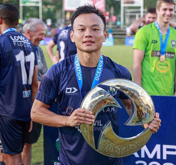 34岁中国留洋名将：世俱杯战拜仁前的荣耀之路，一年三冠与三大成就闪耀